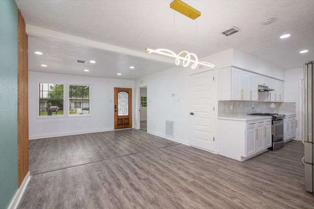 2922 Knotty Oaks Trail, Houston, TX 77045