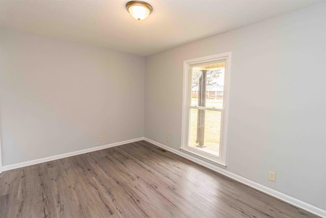 536 RIDGEWAY DR, Bolivar, TN 38008