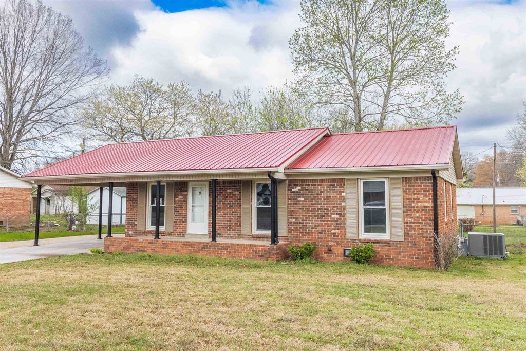 536 RIDGEWAY DR, Bolivar, TN 38008