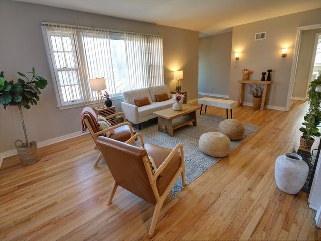 805 Columbus Ave, Newton, KS 67114