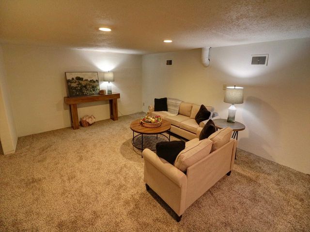 805 Columbus Ave, Newton, KS 67114