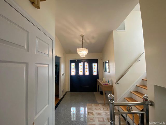 12 Russell Woods Road, Great Neck, NY 11021