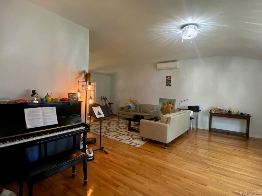 12 Russell Woods Road, Great Neck, NY 11021 — photo 3