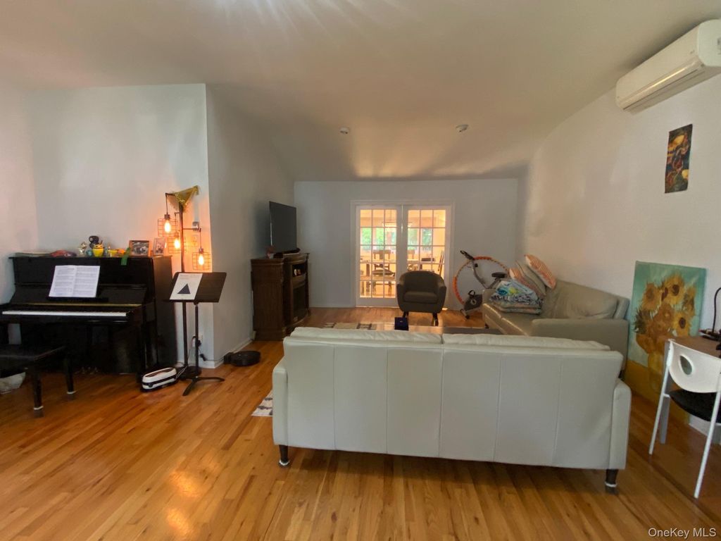 12 Russell Woods Road, Great Neck, NY 11021 — photo 5