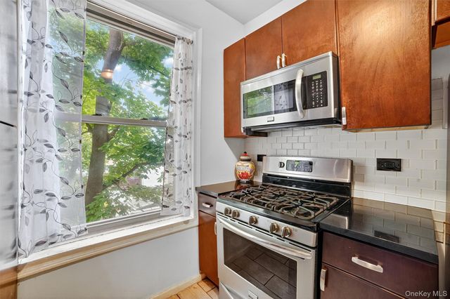219 Bronx River Road 2L, Yonkers, NY 10704