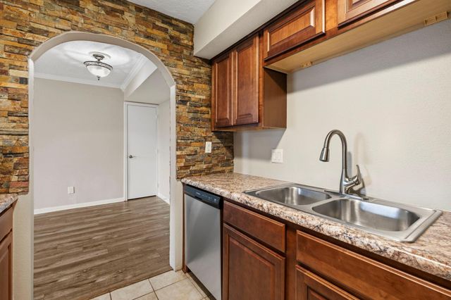 1860 White Oak Drive 355, Houston, TX 77009