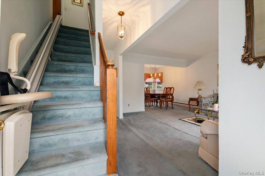 11 Hastings Lane, Hicksville, NY 11801 — photo 2