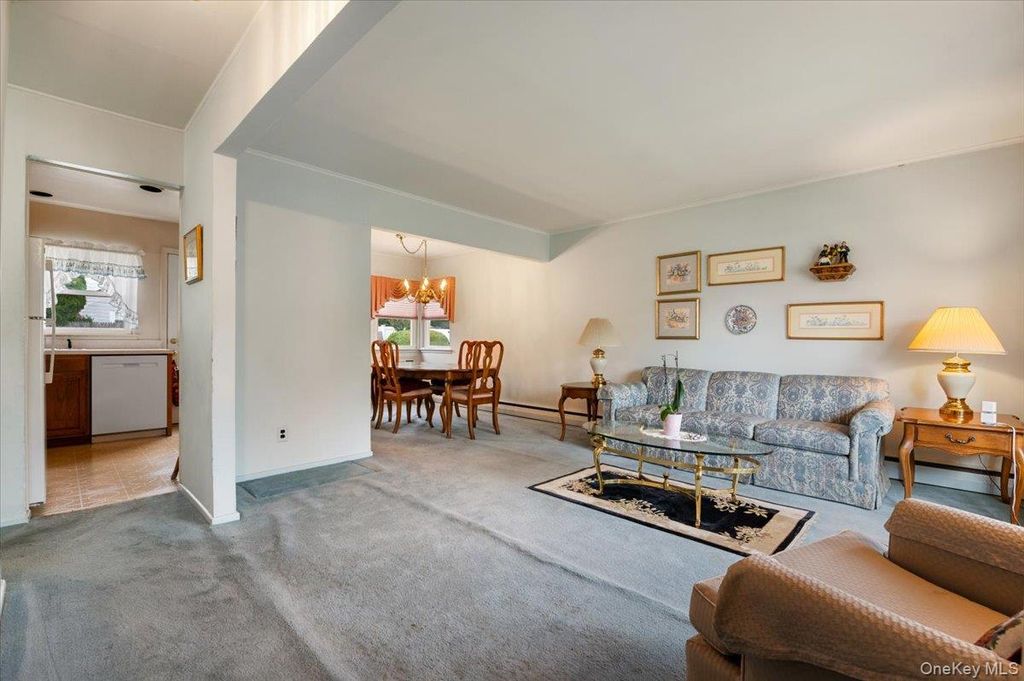 11 Hastings Lane, Hicksville, NY 11801 — photo 3