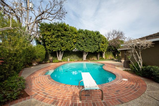 260 Trianon Way, Los Altos, CA 94022
