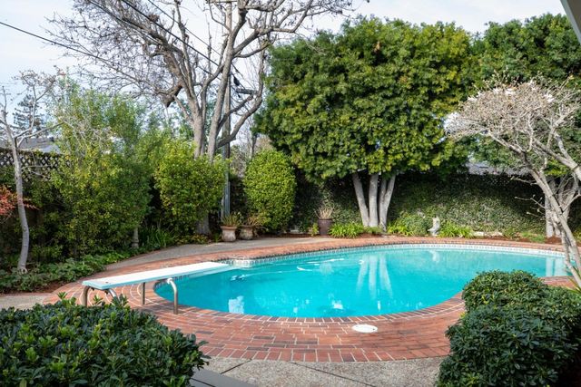 260 Trianon Way, Los Altos, CA 94022