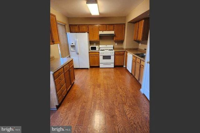 14729 FLOWER HILL DR, Centreville, VA 20120