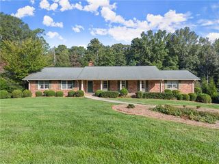 1352 Burns NE Drive, Gainesville, GA 30501
