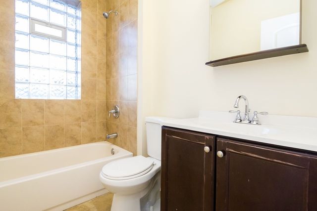 4715 W Cornelia Avenue 3E, Chicago, IL 60641