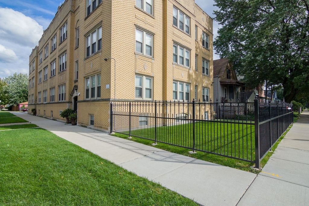 4715 W Cornelia Avenue 3E, Chicago, IL 60641