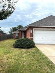 725 Kingston Drive, Grand Prairie, TX 75051