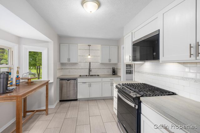 3020 Cascade Road, Grand Rapids, MI 49506