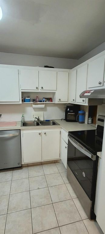 Image 3 of property listing at 4465 Luxemburg Court 103, Lake Worth, FL 33467