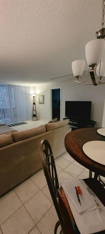 Image 5 of property listing at 4465 Luxemburg Court 103, Lake Worth, FL 33467