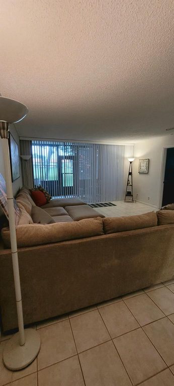 Image 6 of property listing at 4465 Luxemburg Court 103, Lake Worth, FL 33467