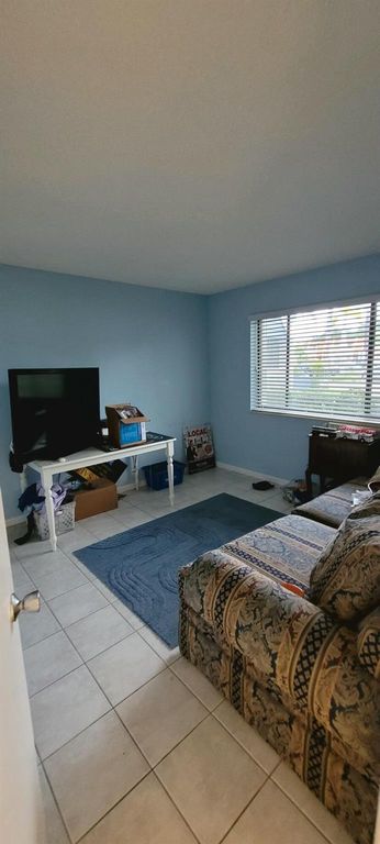 Image 9 of property listing at 4465 Luxemburg Court 103, Lake Worth, FL 33467