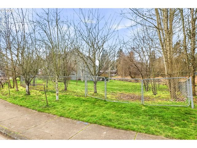 335 Ne HILLWOOD Dr, Hillsboro, OR 97124