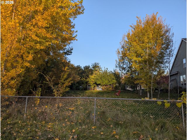 335 Ne HILLWOOD Dr, Hillsboro, OR 97124