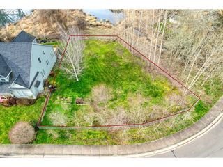 335 Ne HILLWOOD Dr, Hillsboro, OR 97124