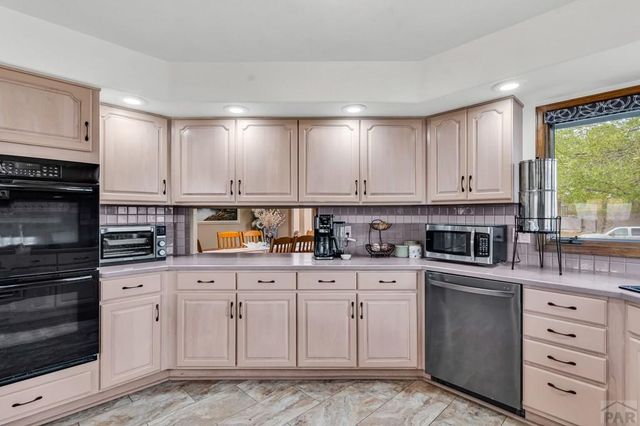 218 Alhambra Dr, Pueblo, CO 81005