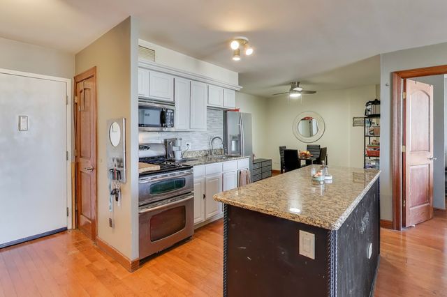 20 N Tower Road 8E, Oak Brook, IL 60523