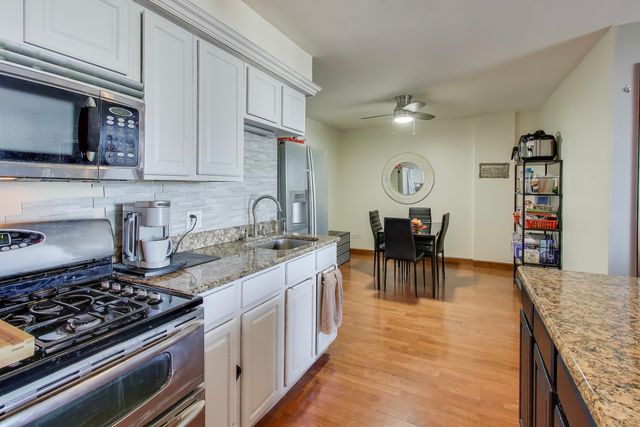 20 N Tower Road 8E, Oak Brook, IL 60523