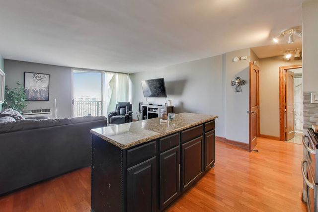 20 N Tower Road 8E, Oak Brook, IL 60523