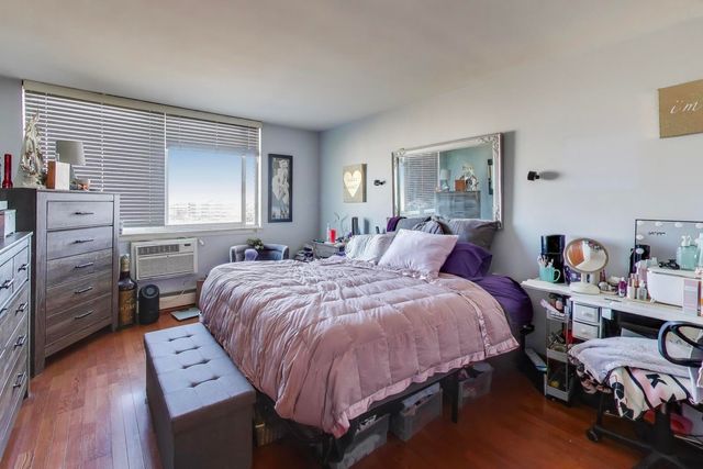 20 N Tower Road 8E, Oak Brook, IL 60523