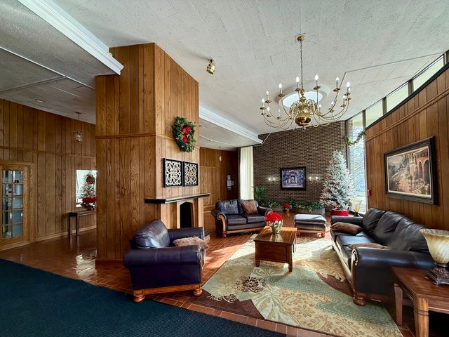 20 N Tower Road 8E, Oak Brook, IL 60523