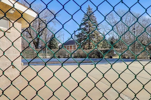 20 N Tower Road 8E, Oak Brook, IL 60523