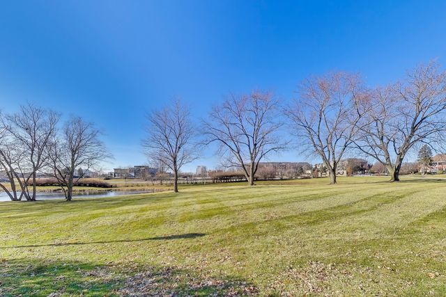 20 N Tower Road 8E, Oak Brook, IL 60523