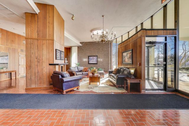 20 N Tower Road 8E, Oak Brook, IL 60523