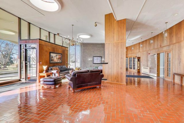 20 N Tower Road 8E, Oak Brook, IL 60523