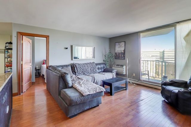 20 N Tower Road 8E, Oak Brook, IL 60523