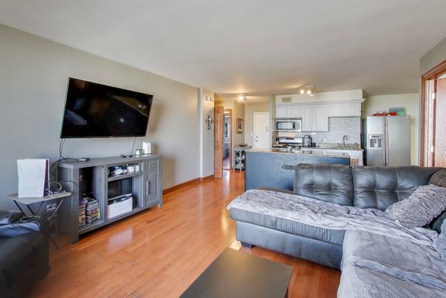 20 N Tower Road 8E, Oak Brook, IL 60523