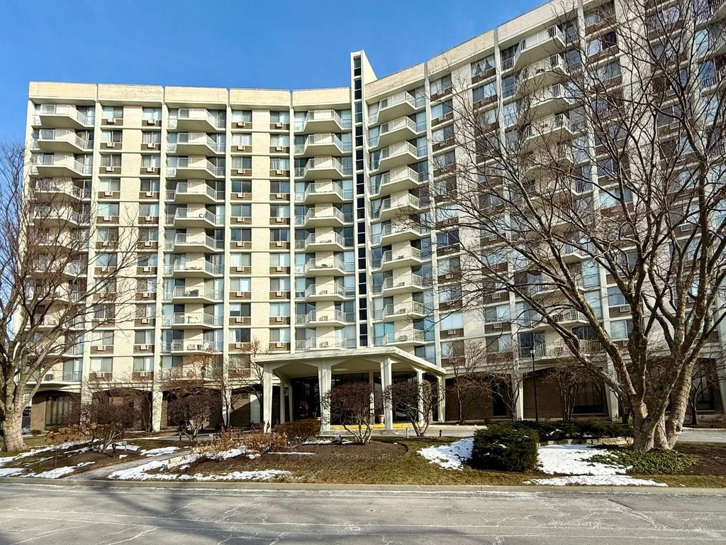 20 N Tower Road 8E, Oak Brook, IL 60523