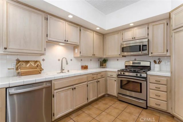 14050 Magnolia Boulevard 201, Sherman Oaks, CA 91423
