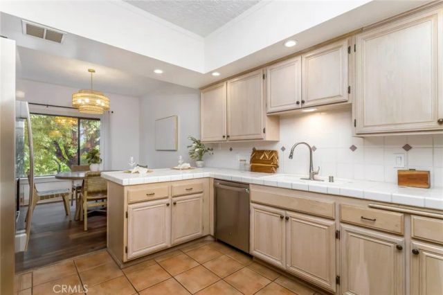 14050 Magnolia Boulevard 201, Sherman Oaks, CA 91423