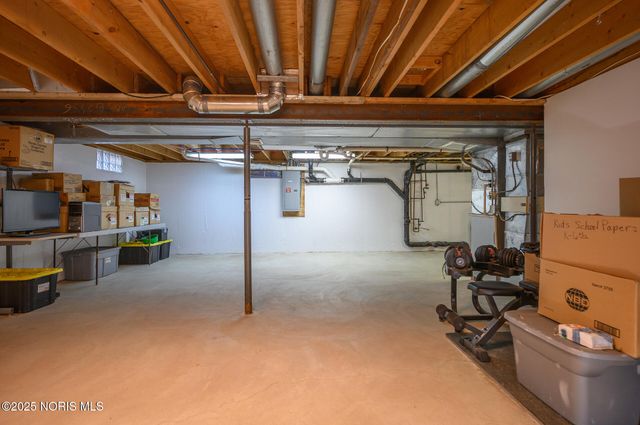 1524 Red Bud Drive, Northwood, OH 43619