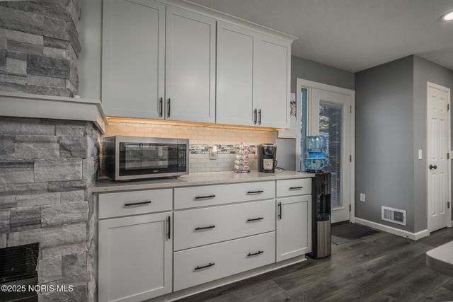 1524 Red Bud Drive, Northwood, OH 43619