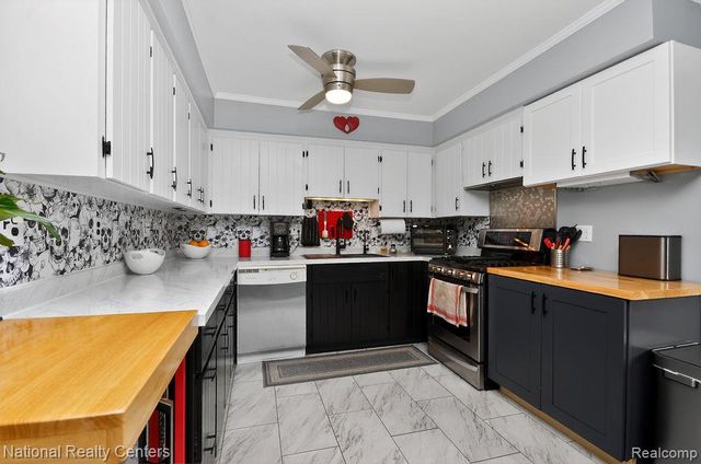 330 N Chocolay Avenue, Clawson, MI 48017
