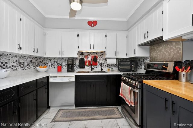 330 N Chocolay Avenue, Clawson, MI 48017
