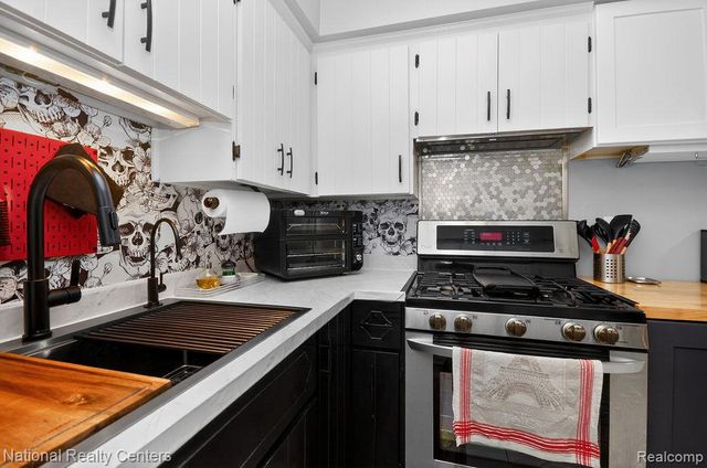 330 N Chocolay Avenue, Clawson, MI 48017