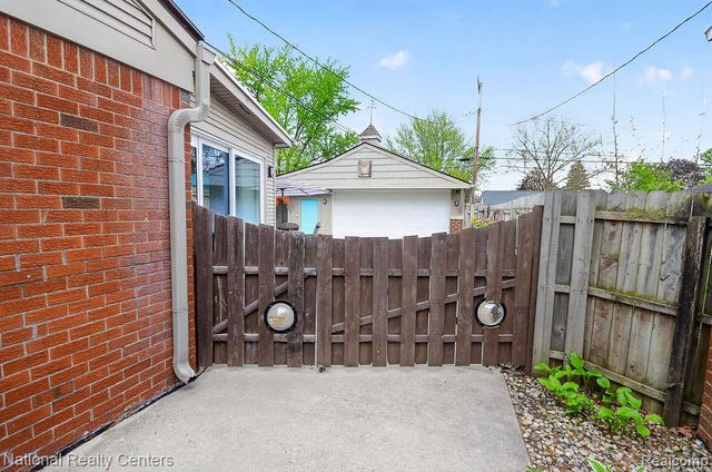 330 N Chocolay Avenue, Clawson, MI 48017