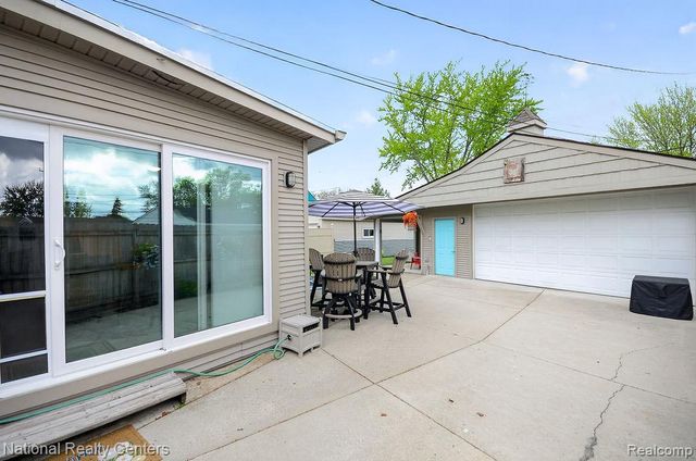 330 N Chocolay Avenue, Clawson, MI 48017
