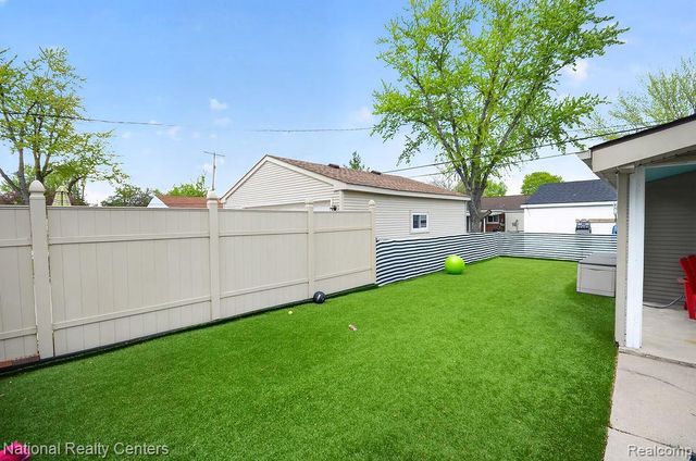 330 N Chocolay Avenue, Clawson, MI 48017